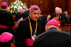 Pope meets Chilean abuse victims; controversy over bishop continues