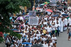 Cebu Catholics hold rosary rally vs divorce through city streets