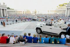 Pope tells altar servers Jesus is with them in ‘that act of love which is the Eucharist’