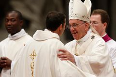 Pope talks criticisms, populism in latest interview with German weekly