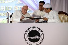 Pope Francis and grand imam sign joint declaration at Indonesia mosque