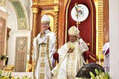 Pallium, iginawad ng Papal Nuncio kay Archbishop Alarcon