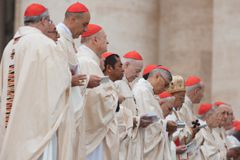 Synod debates on bishops, laypeople opened to public at theology forums