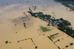 Thousands flee as Typhoon Usagi hits north of Philippines