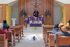 Man dies on his knees in front of altar in Mexico City church