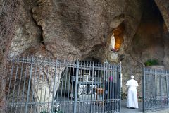 Pope Francis asks Mary to intercede for end to pandemic during rosary with world’s shrines
