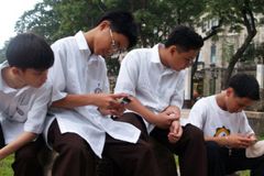 Give up social media addiction for Lent, priest tells youth