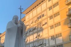 Pope’s complex clinical picture requires longer hospitalization