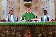 Cardinal Tagle offers, calls for prayers for ailing Pope Francis at Sunday Mass