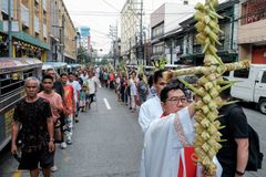 Priest breaks bread with Manila’s homeless on Palm Sunday