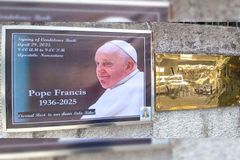 Mga Pilipino, inaanyayahan ng Papal Nuncio sa signing of the Book of Condolences