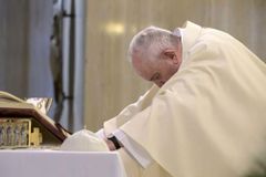 Pope Francis offers Mass for anonymous’ coronavirus victims