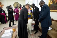 At retreat for South Sudan leaders, pope literally begs for peace