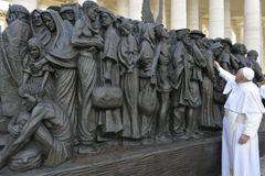 Christians have ‘moral duty’ to help migrants, refugees, pope says
