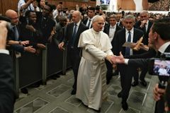 Strive for a ‘different kind of communication,’ pope challenges journalists