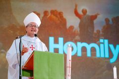 Cardinal to Couples for Christ: ‘Be a light to nations’