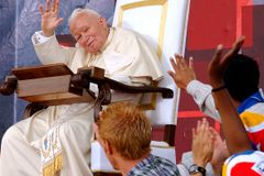 Longtime papal photographer talks about life behind the lens