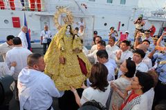 Amid challenges, turn to Mary, Cardinal Tagle tells devotees