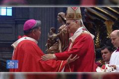 54 na Obispo at Arsobispo sa buong mundo, ginawaran ng Pallium ni Pope Leo - VeritasPH