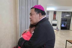 Obispo ng Cubao, personal na nakiramay sa mag-asawang nalunod ang anak sa baha - VeritasPH