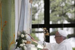 Pope entrusts to Mary victims of disasters, conflict, social tension