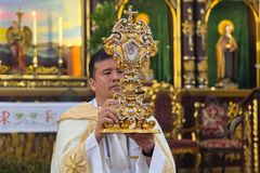Priest urges altar servers to deepen Eucharistic devotion at St. Tarcisius relic tour