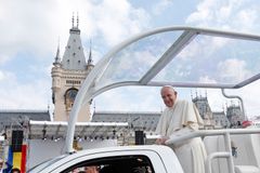 Pope: Romanians, young and old, must hold on to their roots