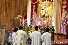 Historic Marian image returns to Sta. Cruz Church’s main altar after a century