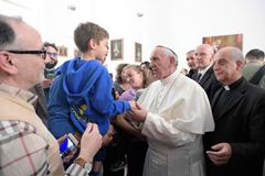 Continuing ‘Mercy Friday’ practice, pope visits center for the blind