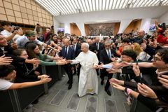 ‘Don’t let the algorithm write your story,’ Pope Leo XIV exhorts young people