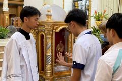 ‘A heart in love with the Lord will not   be corrupted,’ bishop tells youth