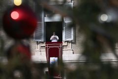 Pope to school children: At Christmas, build peace and unity