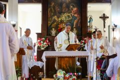 Cebu archbishop honors retired priests, highlights dignity in aging at Christmas Mass