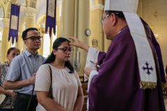 IN PHOTOS: Filipino bishop calls for urgent conversion, backs digital media fasting as Lent begins