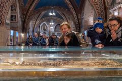 Thousands convene in Assisi to pray before bones of St. Francis on first day of historic viewing