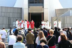 Church leader warns shifting public sentiment can turn from praise to harm
