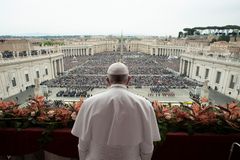 Only risen Christ can bring peace to world at war, pope says at Easter
