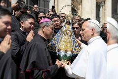 3 talampakang imahe ng Nuestra Señora de la Paz y Buen Viaje, ibinigay ng Diocese of Antipolo kay Pope Leo XIV - VeritasPH