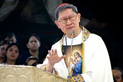 Cardinal Tagle: Families, not phones, must guide children
