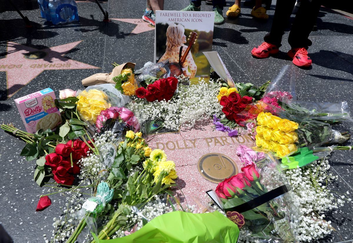 Mom, daughters try to honor Dolly Parton but discover her Hollywood star was vandalized