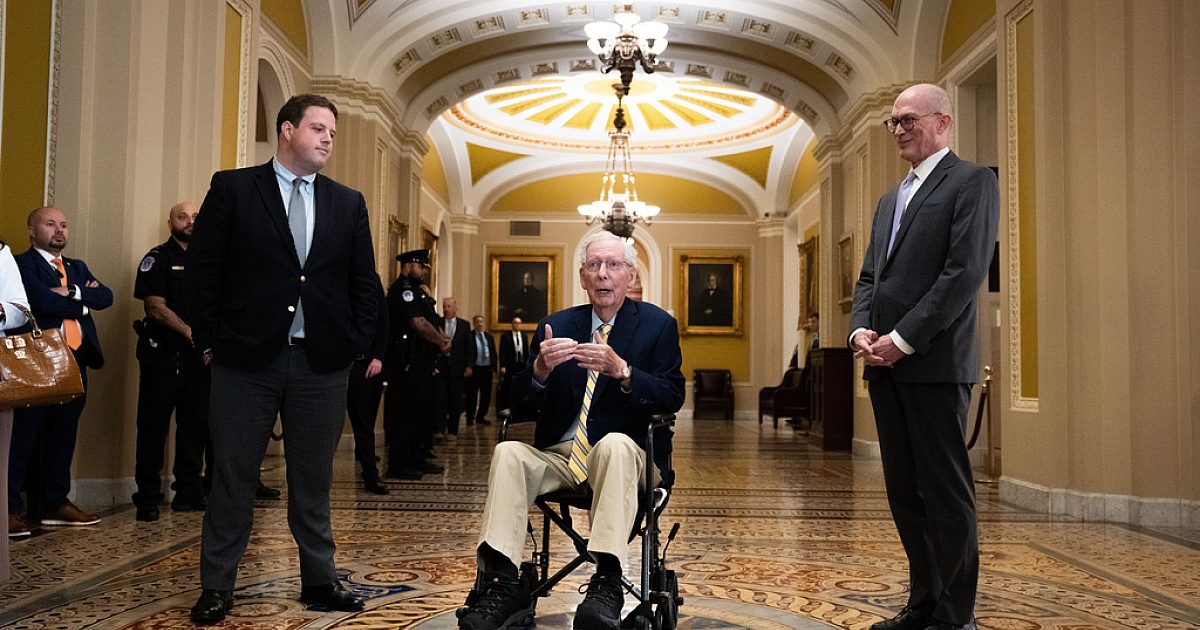Mitch McConnell returns to Senate floor